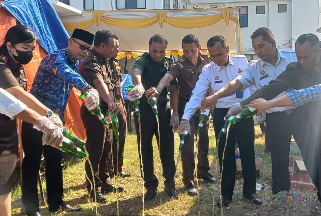 Puluhan Perkara Diputus PN Praya, Kejari Lombok Tengah Musnahkan Barang Bukti - GenPI.co NTB