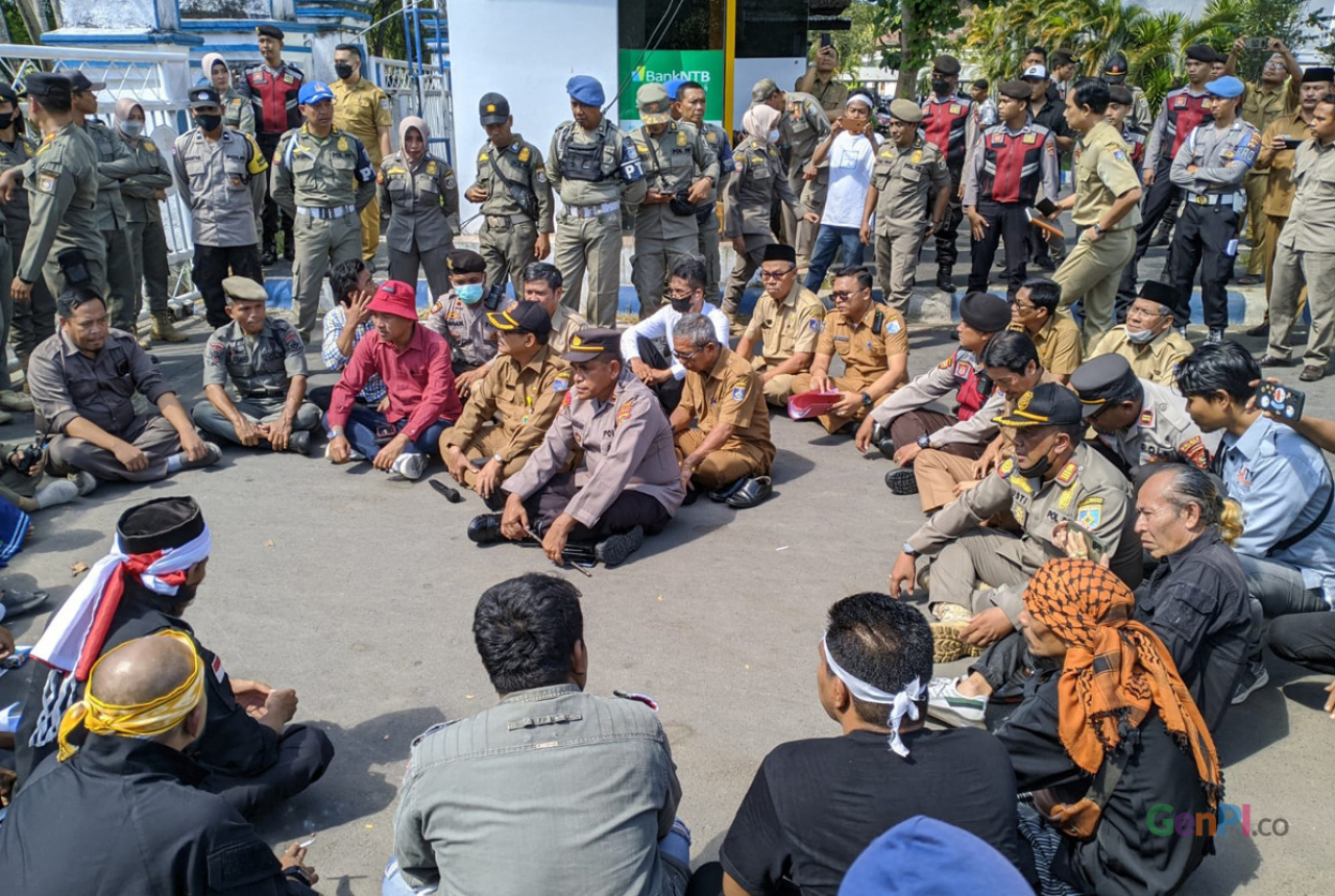 Warga Lombok Barat Demonstrasi, Tuntut Dirut PT AMGM Dicopot - GenPI.co NTB