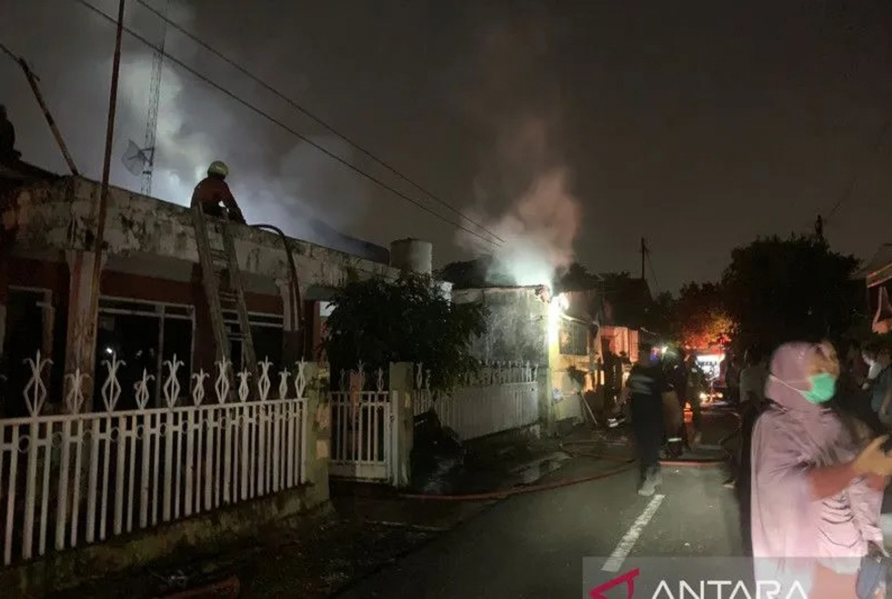 Kebakaran Besar di Pekanbaru, 3 Rumah dan 1 Mobil Ludes - GenPI.co RIAU