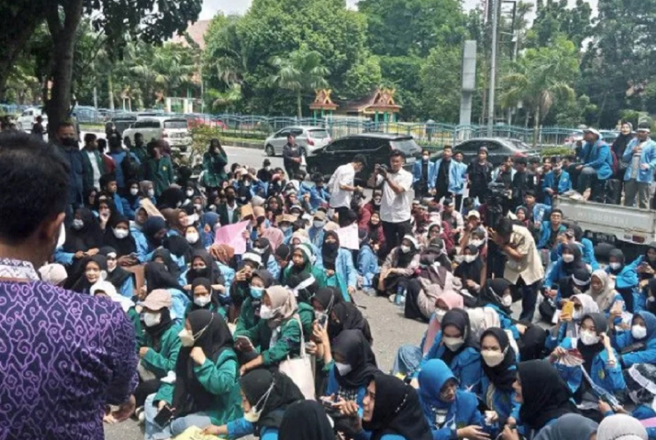 Ratusan Mahasiswa dan Dosen Demo di DPRD Riau - GenPI.co RIAU