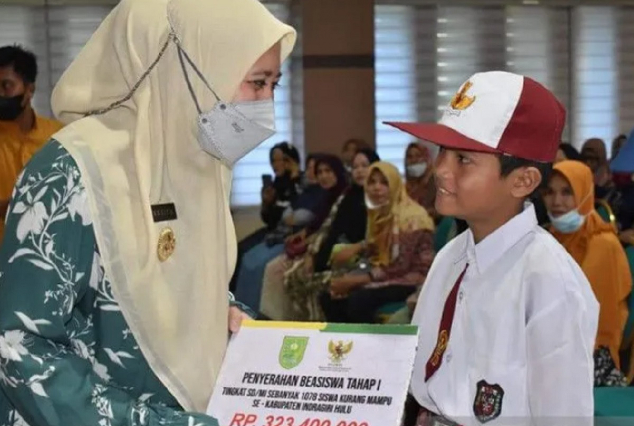 1.481 Siswa Terima Beasiswa, Ini Kata Bupati Inhu - GenPI.co RIAU