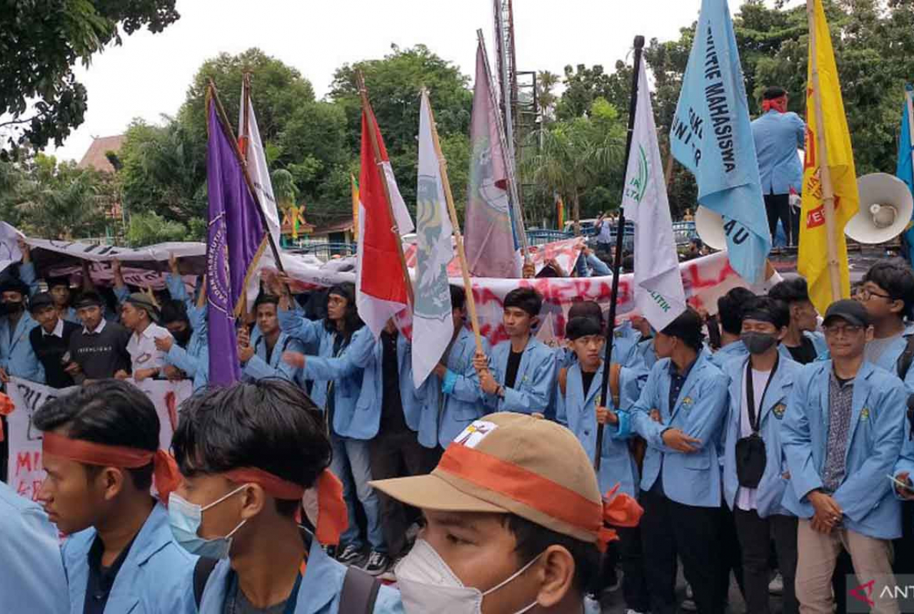 Rencana Harga BBM Naik, Mahasiswa Unri: Rakyat Tercekik! - GenPI.co RIAU