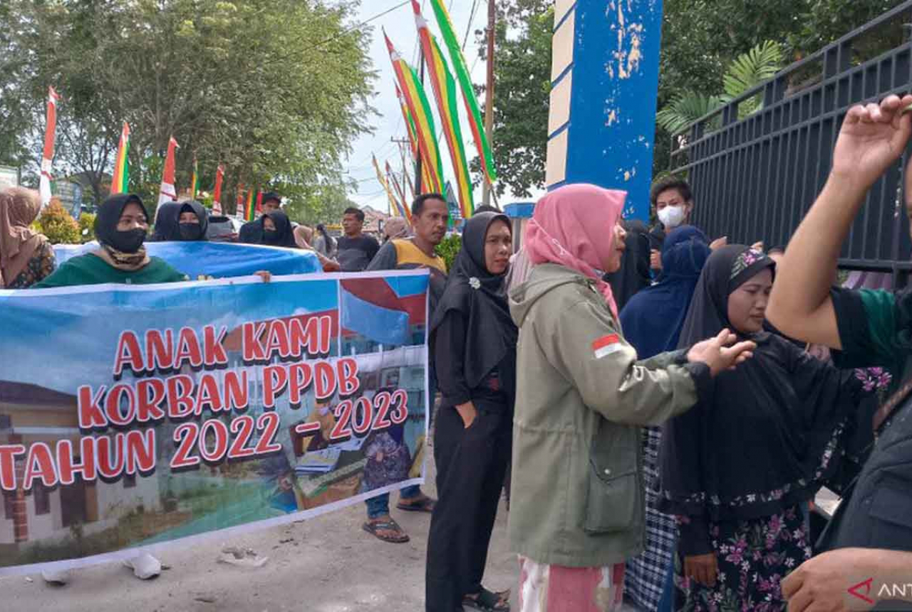 Protes PPDB, Sejumlah Orang Tua Unjuk Rasa di SMA 12 Pekanbaru - GenPI.co RIAU