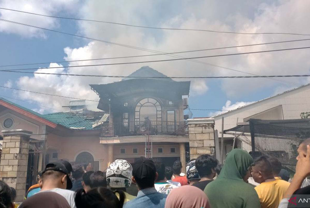 Kebakaran Rumah di Pekanbaru, Kerugian hingga Ratusan Juta - GenPI.co RIAU