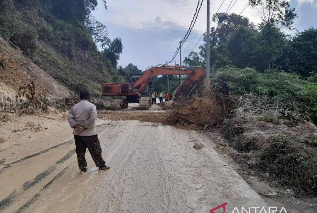 Hujan Lebat, Jalur Lintas Sumatera Barat ke Riau Longsor - GenPI.co RIAU