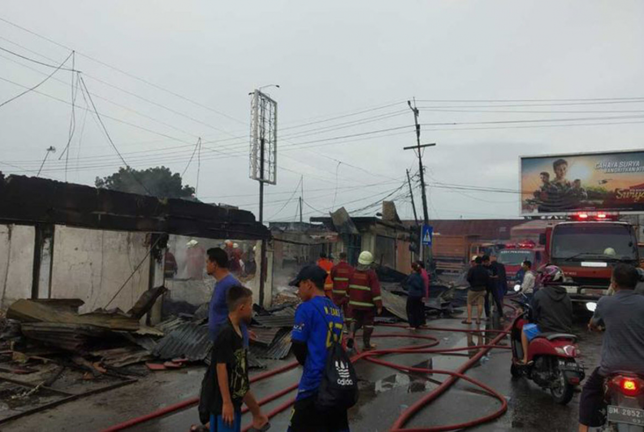 Kebakaran Hanguskan Puluhan Kios dan 1 Rumah di Pekanbaru - GenPI.co RIAU