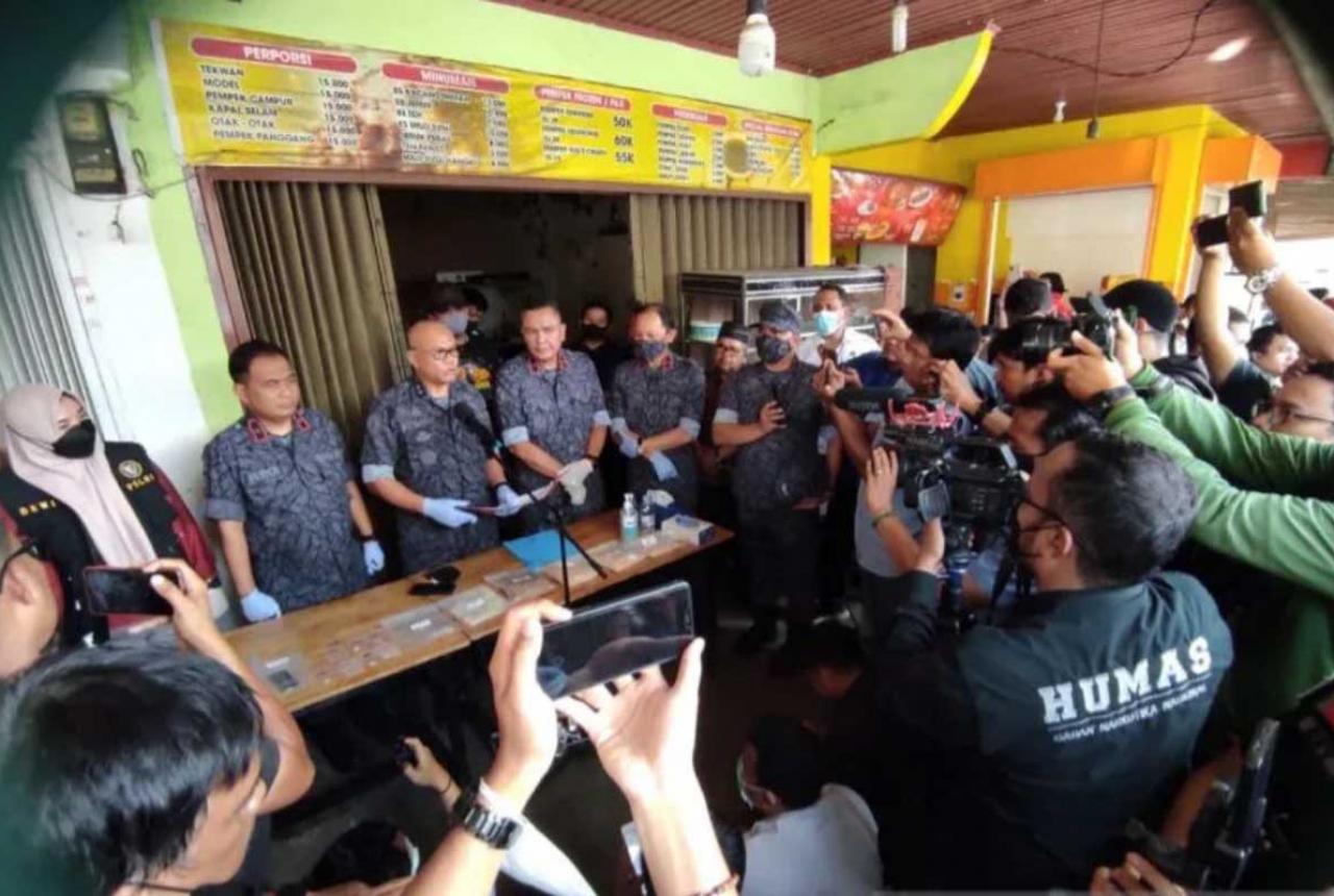 Warung Mpek-mpek di Pekanbaru Jadi Tempat Produksi Pil Ekstasi - GenPI.co RIAU