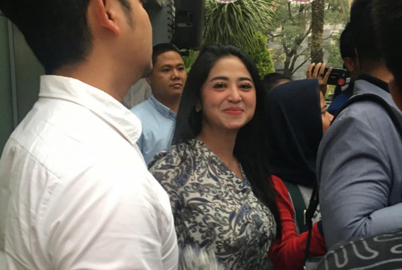 Dituding Jual Diri, Dewi Perssik: Namanya Mulut Tetangga - GenPI.co RIAU
