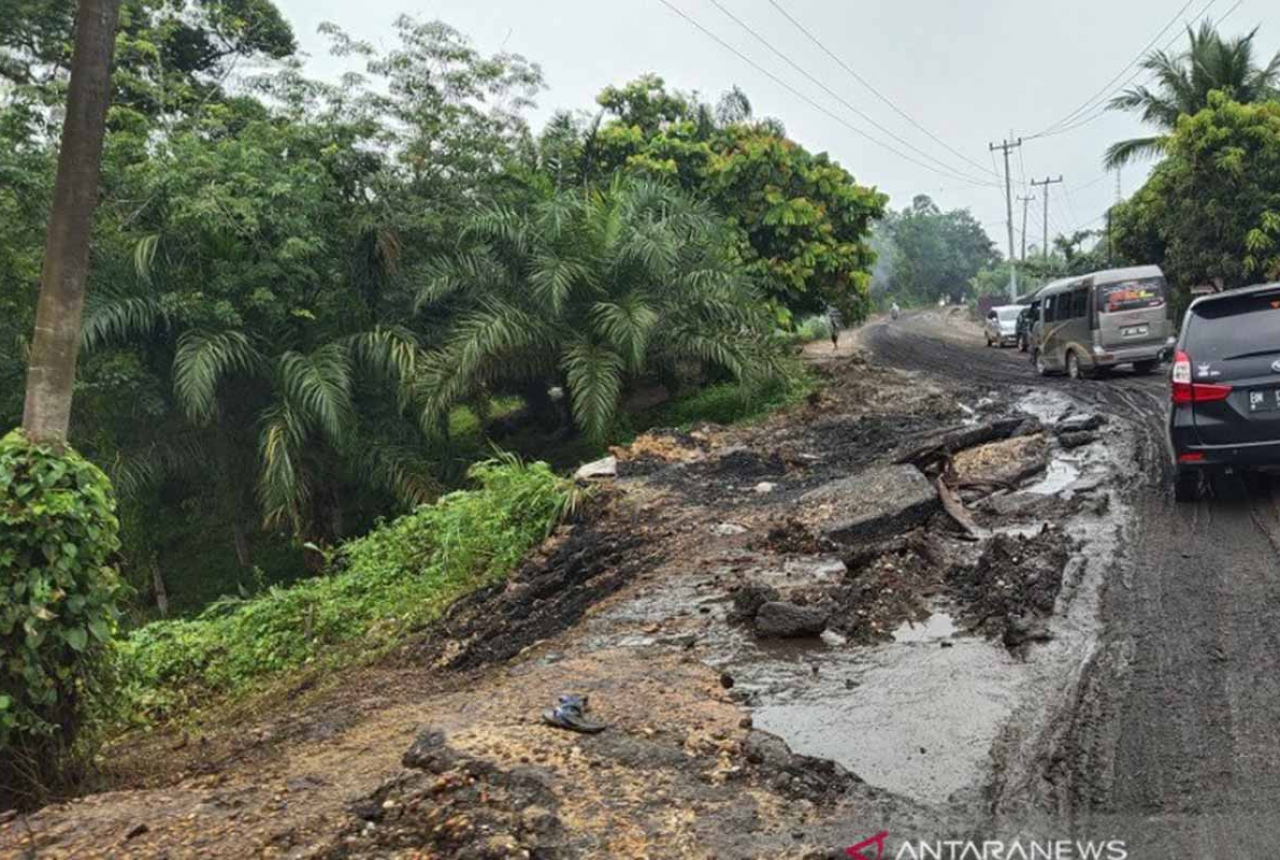 Jalan Rusak, Puluhan Warga Inhu Datangi Kantor DPRD Riau - GenPI.co RIAU