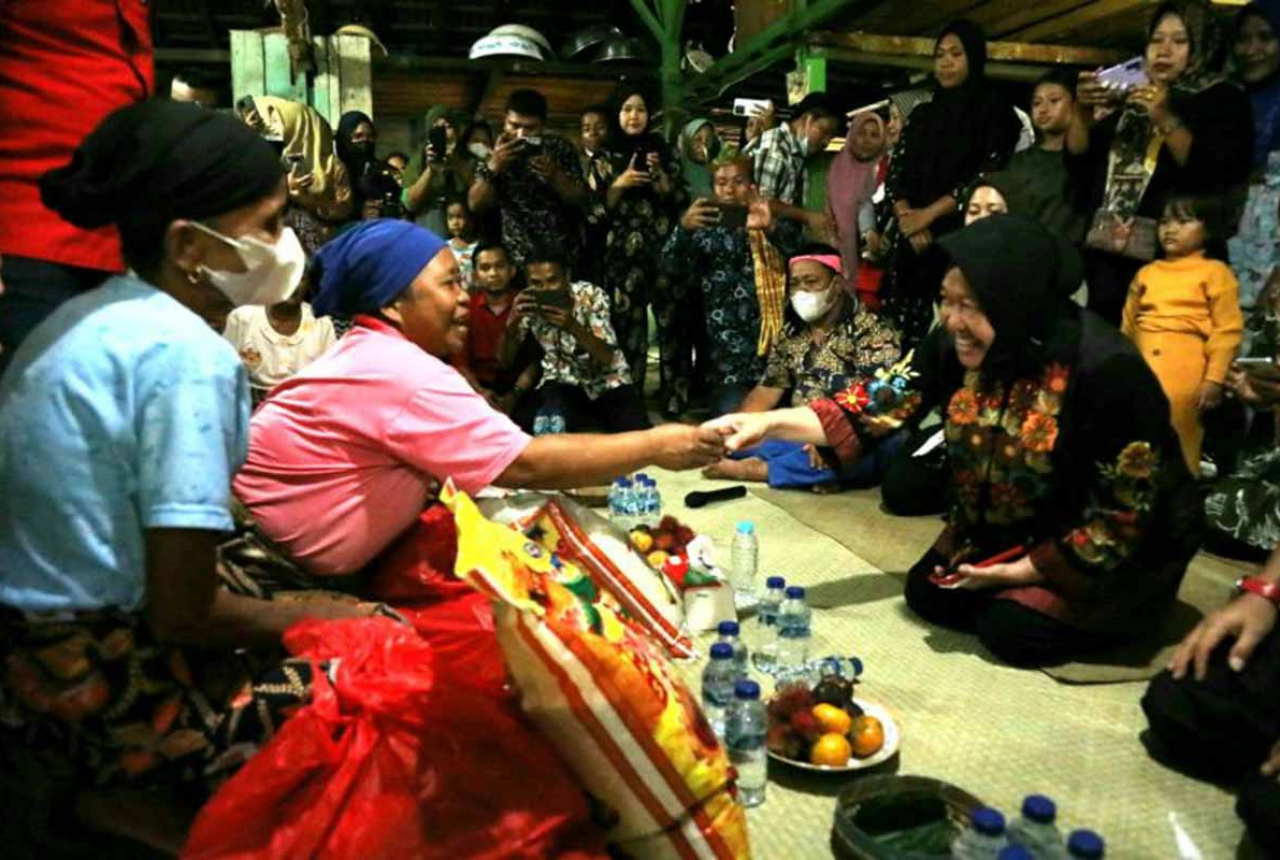 Mensos Risma Kaji Pembanguan Rumah Suku Talang Mamak Riau - GenPI.co RIAU