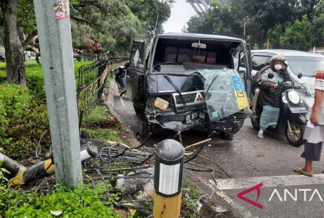 Mobil Pengangkut Ayam Alami Kecelakaan di Pekanbaru Pagi Tadi - GenPI.co RIAU