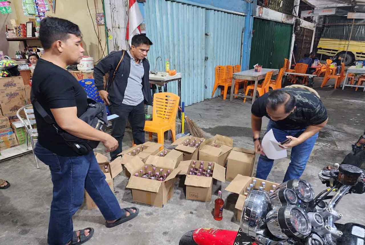 Operasi Lancang Kuning, Polda Riau Sita Ratusan Botol Miras - GenPI.co RIAU