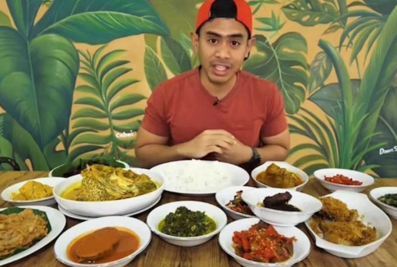 Food Vlogger Tanboy Kun Bagikan Pengalaman Makan Kuliner Ekstrem - GenPI.co RIAU