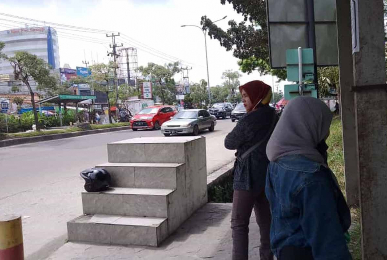 Waduh, Kursi Tunggu Halte Bus TMP Pekanbaru Banyak Dicuri! - GenPI.co RIAU