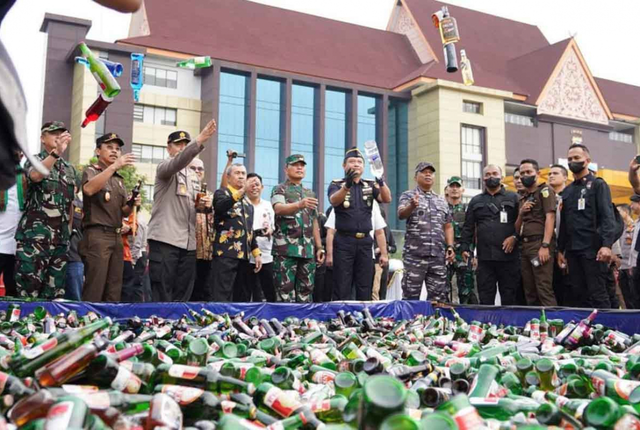 Jelang Tahun Baru, Polda Riau Musnahkan 30 Ribu Botol Miras - GenPI.co RIAU