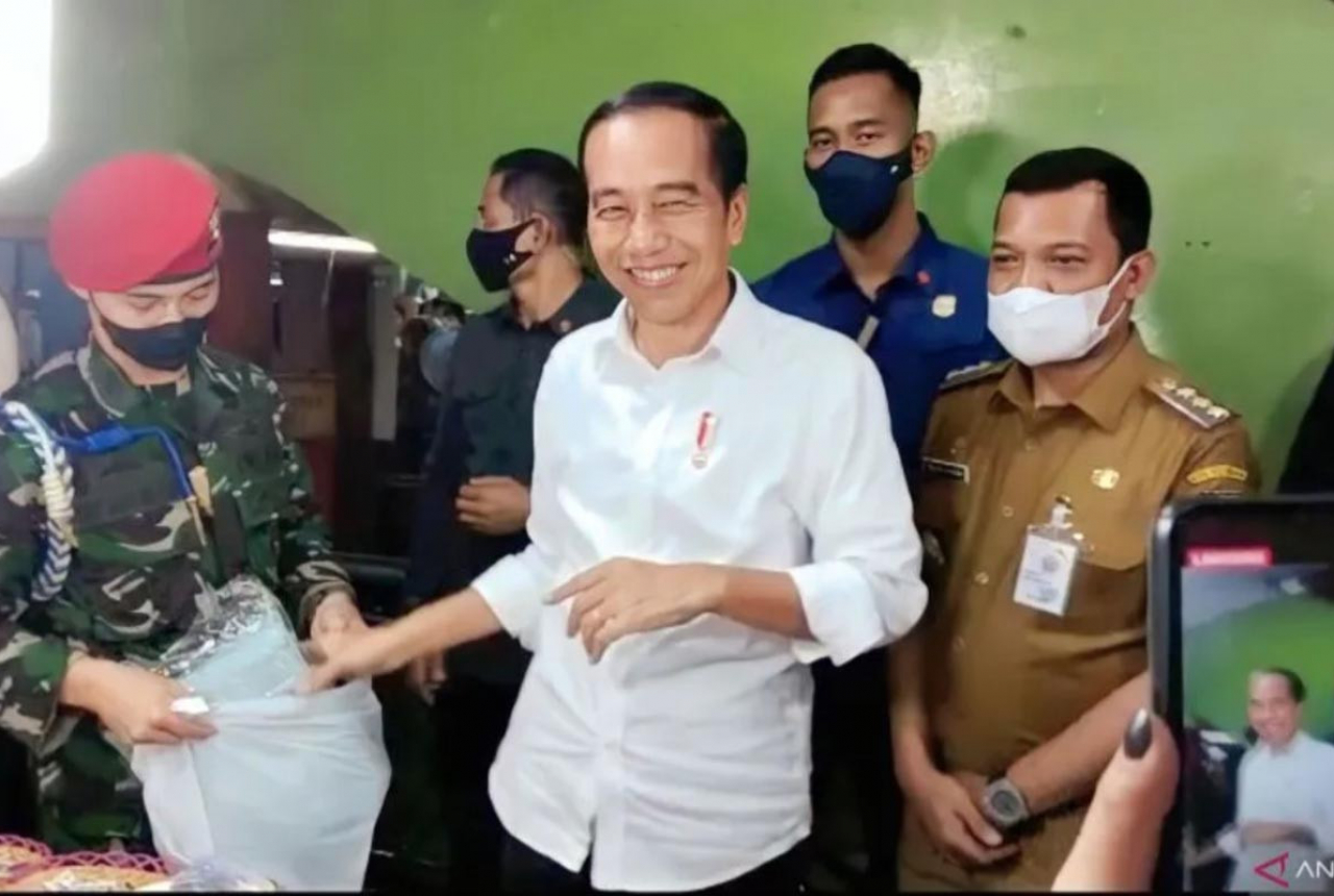 Disambut Warga Pekanbaru, Jokowi Bagi-bagi Sembako dan Baju - GenPI.co RIAU