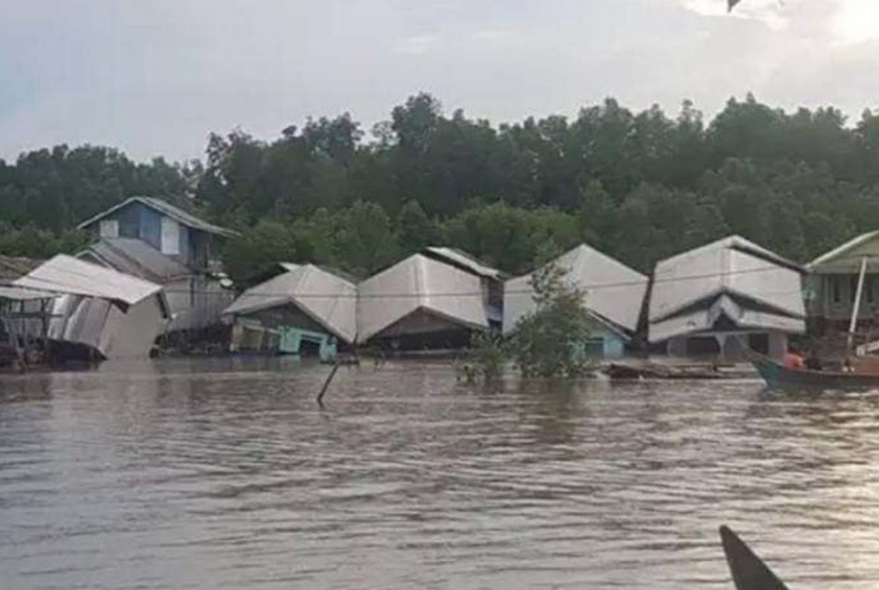 Banjir Rob di Indragiri Hilir, 8 Rumah Warga Rusak Berat - GenPI.co RIAU