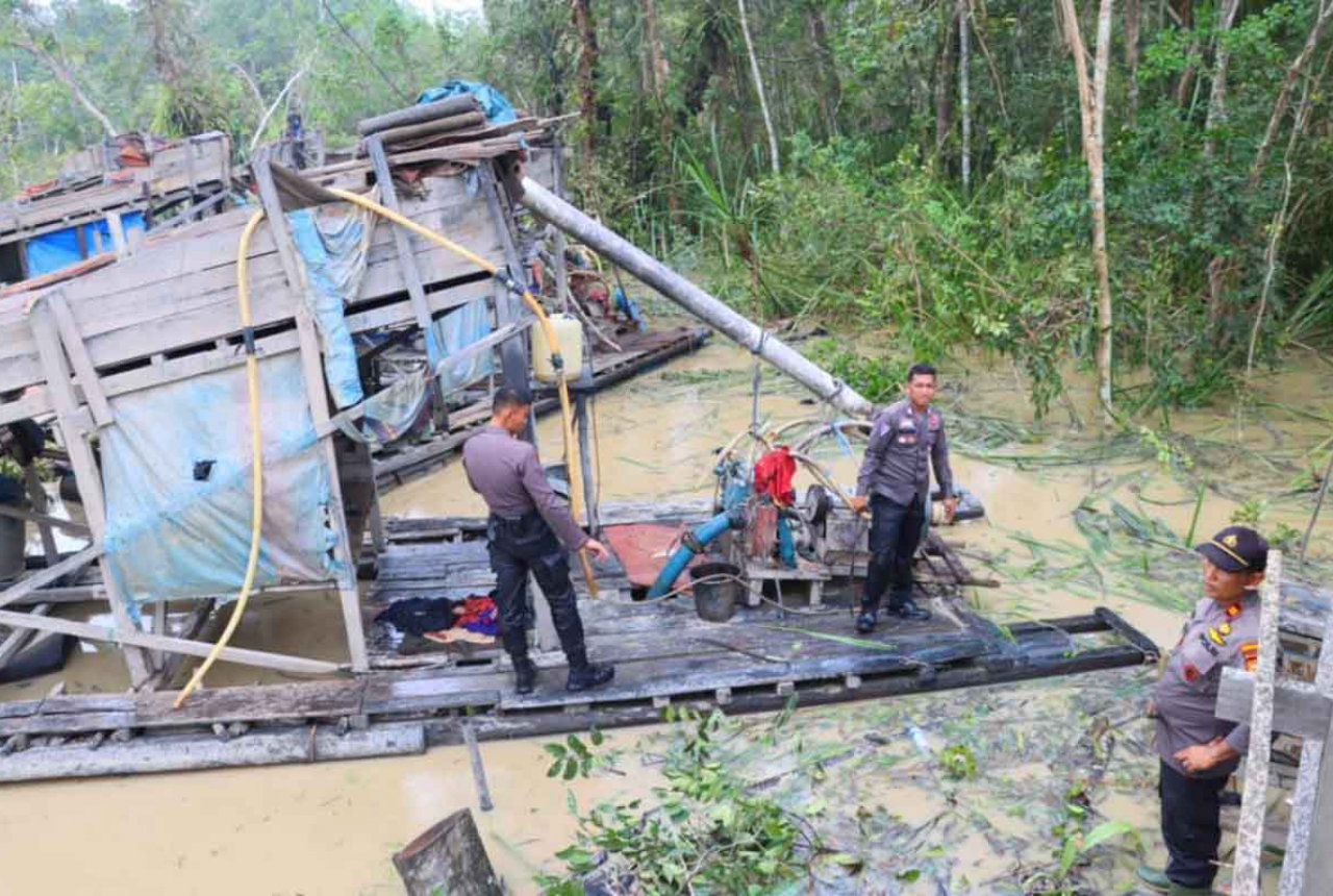 Tambang Emas Ilegal di Indragiri Hulu Ditertibkan, 66 Rakit Dimusnahkan - GenPI.co RIAU