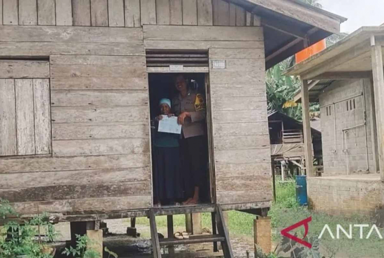 Bahagia, 2 Janda Lansia di Indragiri Hulu Dapat Bantuan Listrik Gratis - GenPI.co RIAU