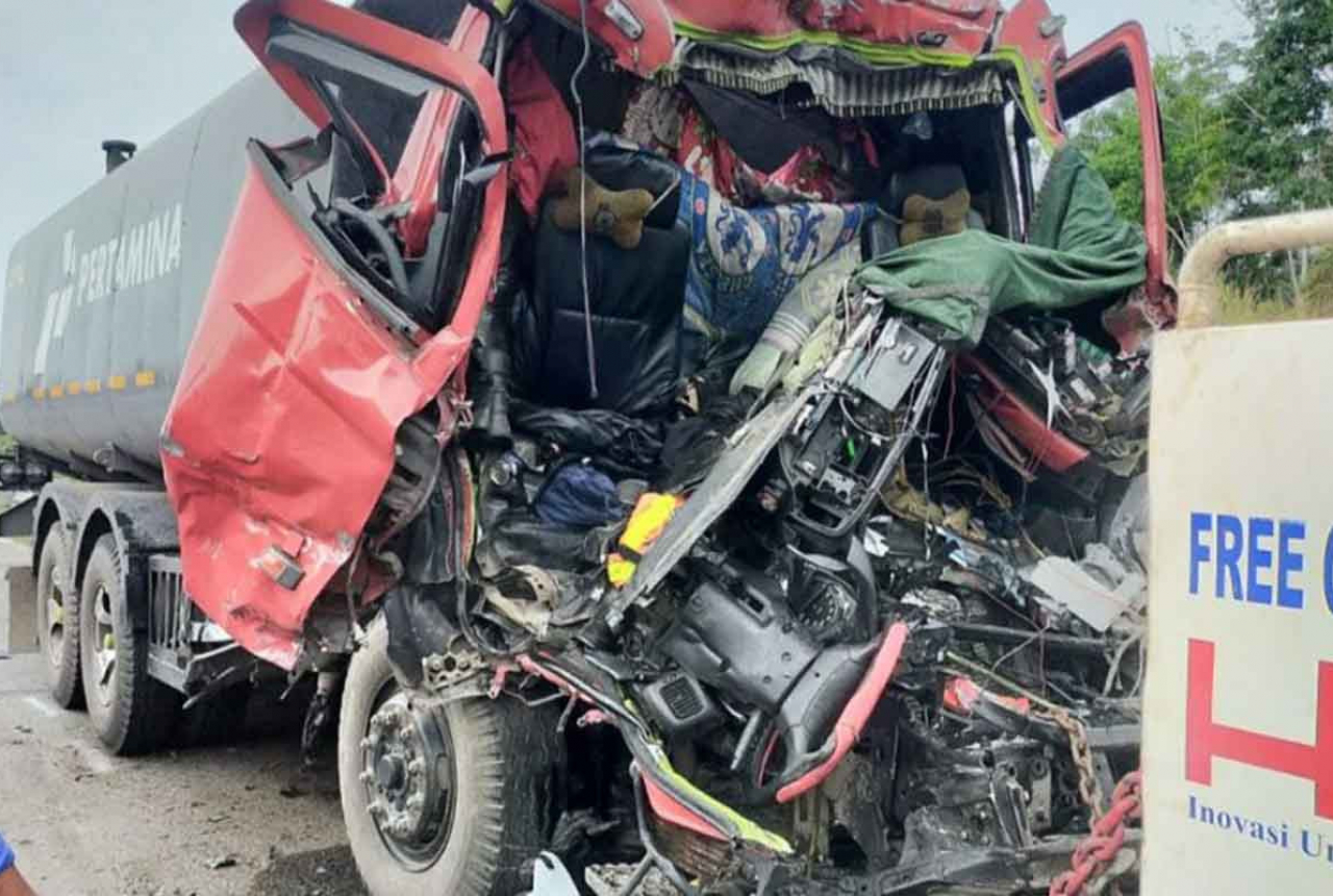 Truk Pertamina dari Arah Pekanbaru Kecelakaan Maut di Tol Permai - GenPI.co RIAU