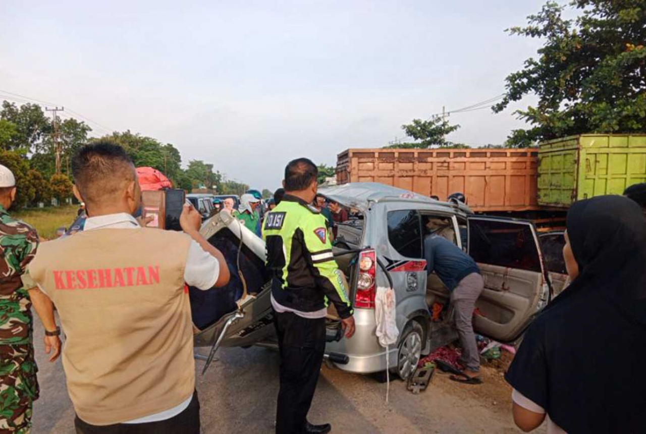 Kecelakaan di Riau, Mobil Tabrak Truk Tronton Timbulkan 3 Korban Jiwa - GenPI.co RIAU