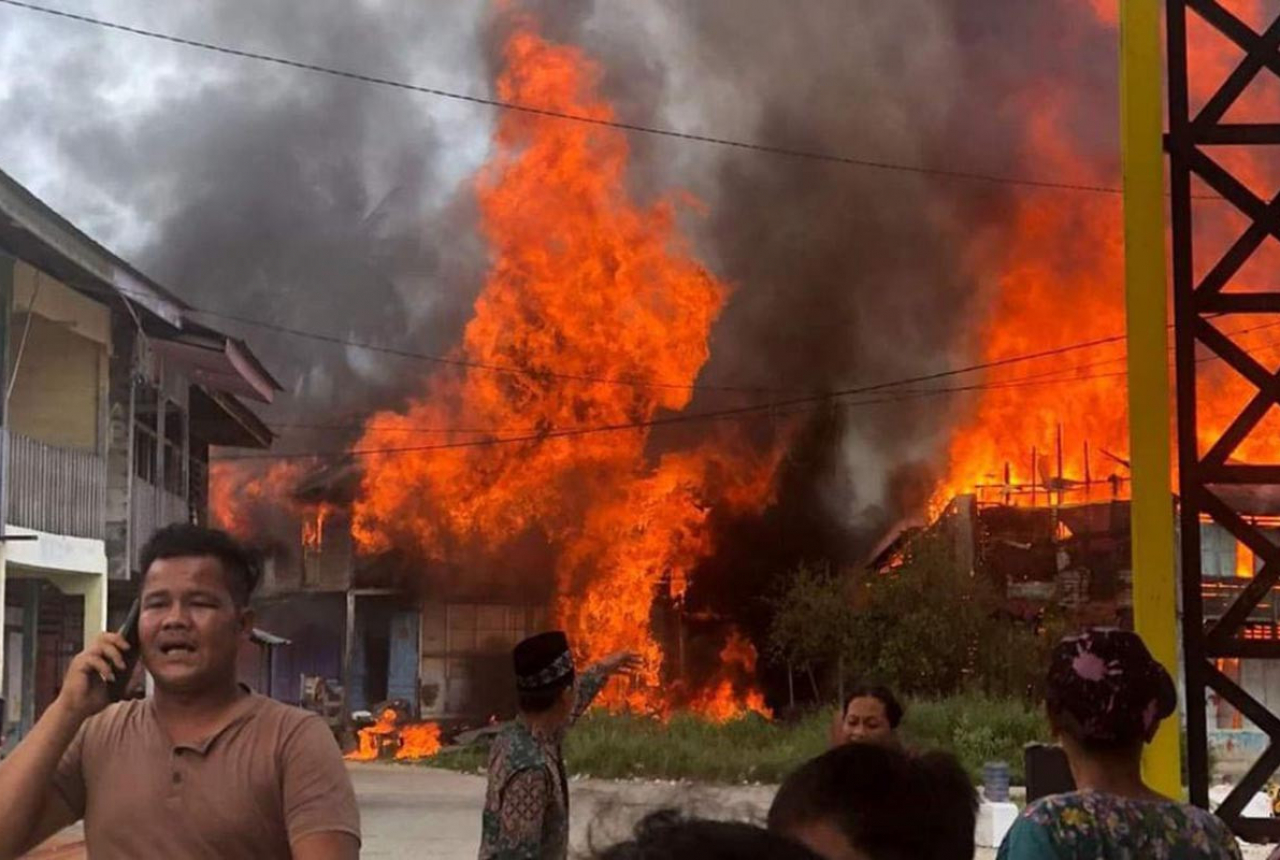 30 Rumah Semi Permanen Ludes Akibat Kebakaran di Rokan Hilir - GenPI.co RIAU
