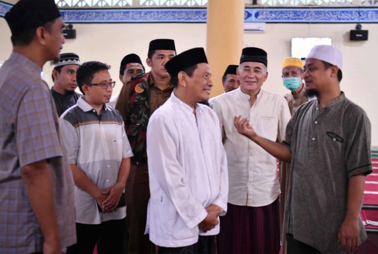 Gubernur Sulsel Serahkan Rp1,5 Miliar ke Masjid Makassar - GenPI.co SULSEL