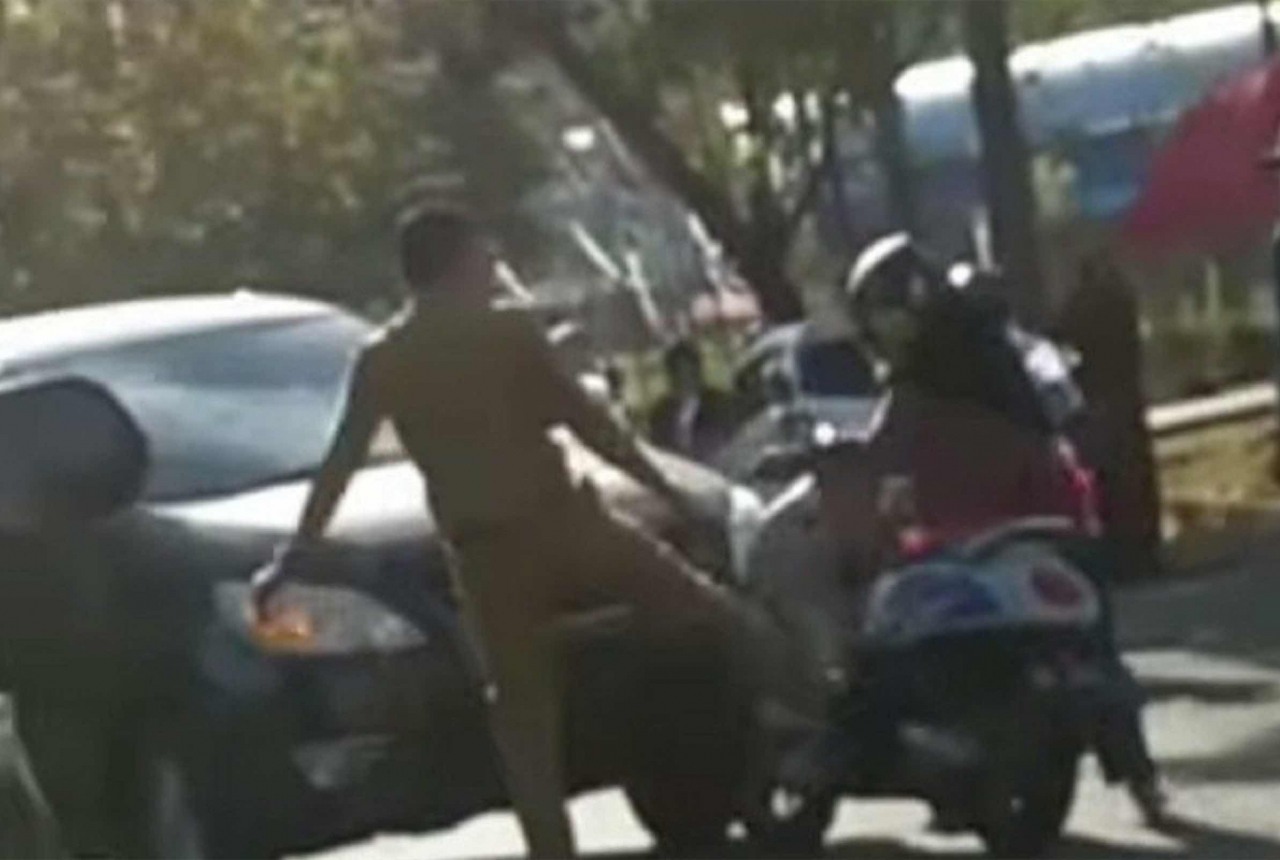 ASN Sinjai yang Viral Tendang Sepeda Motor Bocah Ditahan Polisi - GenPI.co SULSEL