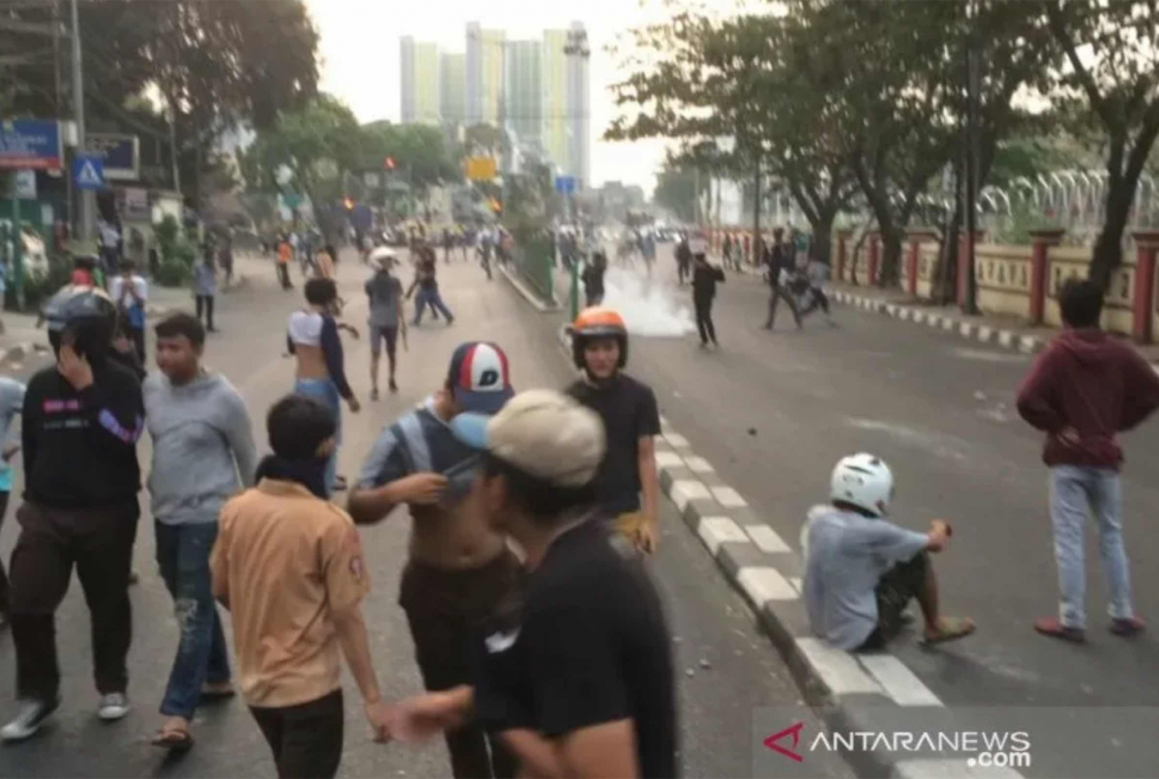 Polisi Bubarkan Tawuran Makassar dengan Gas Air Mata, 1 Remaja Tewas - GenPI.co SULSEL