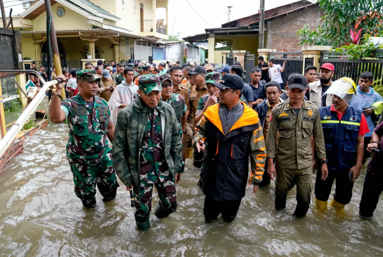 Gubernur Sulsel dan Pangdam Hassanuddin Terjang Banjir Makassar - GenPI.co SULSEL