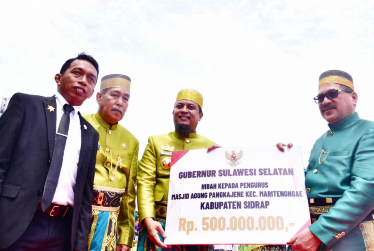 Serahkan Rp500 Juta, Gubernur Sulsel Dicintai Muslim Sulawesi Selatan - GenPI.co SULSEL
