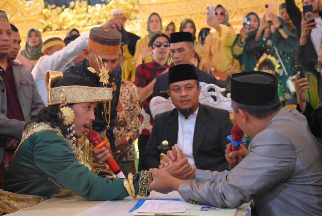 Momen Langka, Gubernur Sulsel Jadi Saksi Pernikahan Warga di Gowa - GenPI.co SULSEL