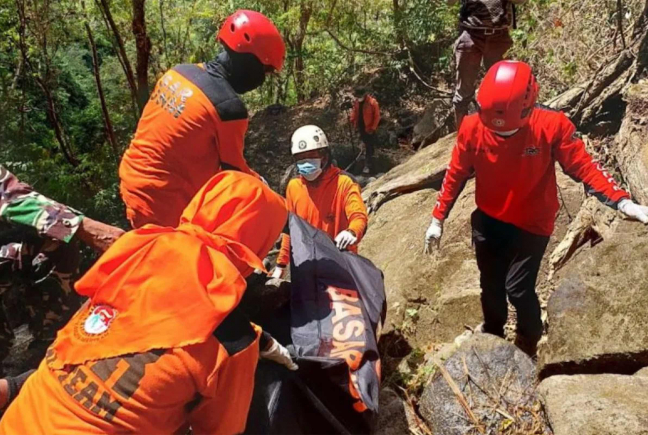 Mayat Pendaki Tersangkut di Tebing Gunung Bulu Sorongan Sulsel - GenPI.co SULSEL