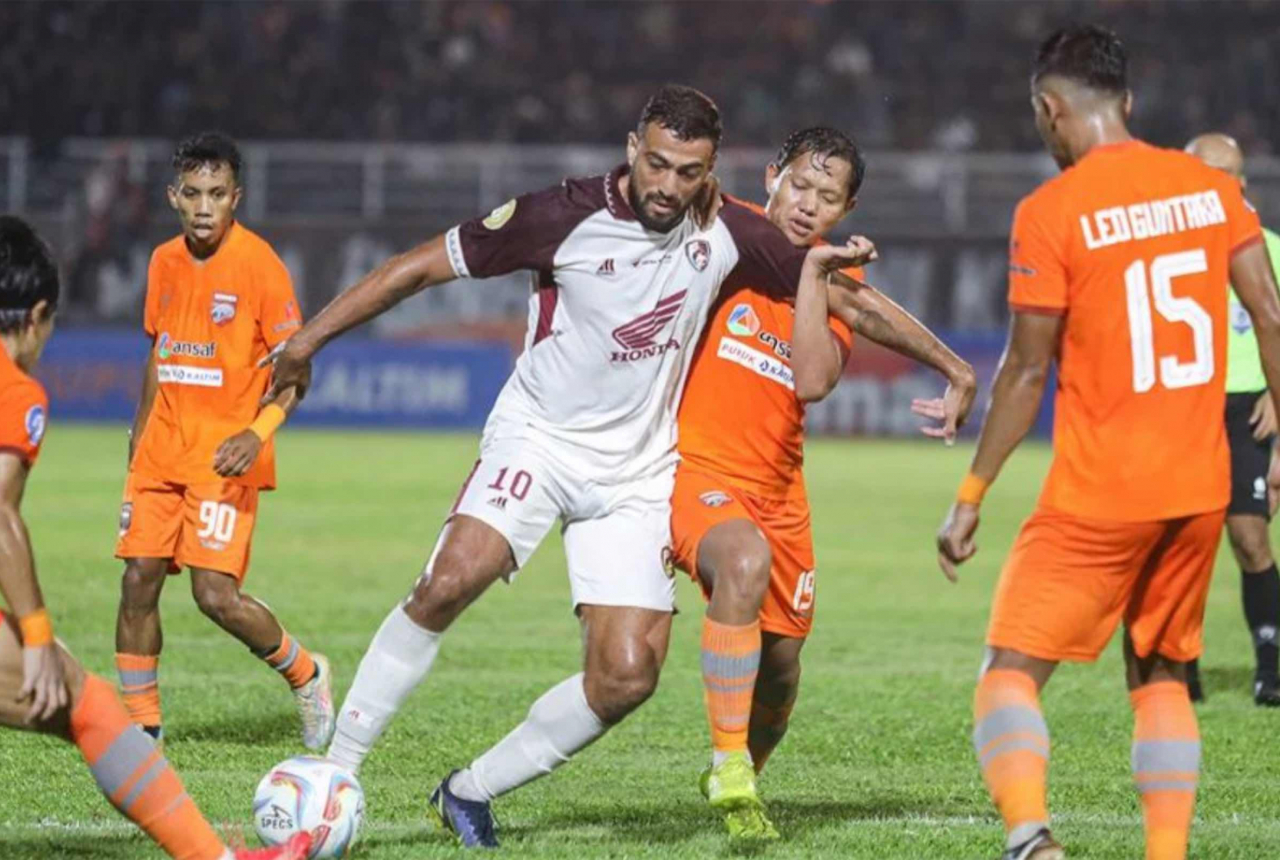 Wasit Kasih Hadiah Penalti Borneo FC, PSM Makassar Kalah 0-1 - GenPI.co SULSEL