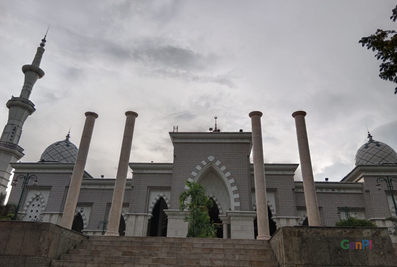 Masjid Raya Makassar Megah, Al-Quran Raksasa Sambut Jemaah - GenPI.co SULSEL