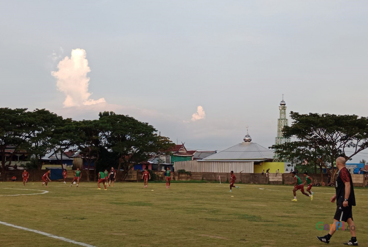 Latihan Perdana, Pelatih PSM Makassar Bikin Pemain Ngos-ngosan - GenPI.co SULSEL