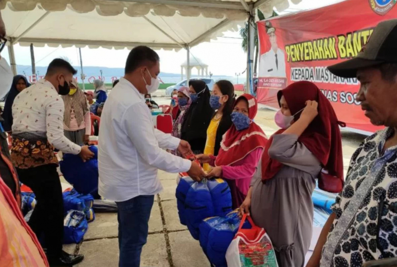 Hamdalah, 23 KK Korban Cuaca Ekstrem di Busel Terima Bantuan - GenPI.co SULTRA