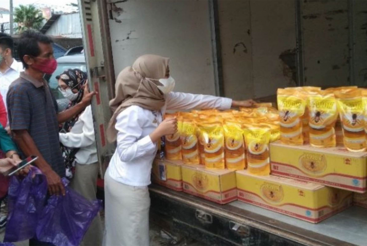 6 Kontainer Minyak Goreng Dibagi ke Warga Sultra, Alhamdulillah - GenPI.co SULTRA