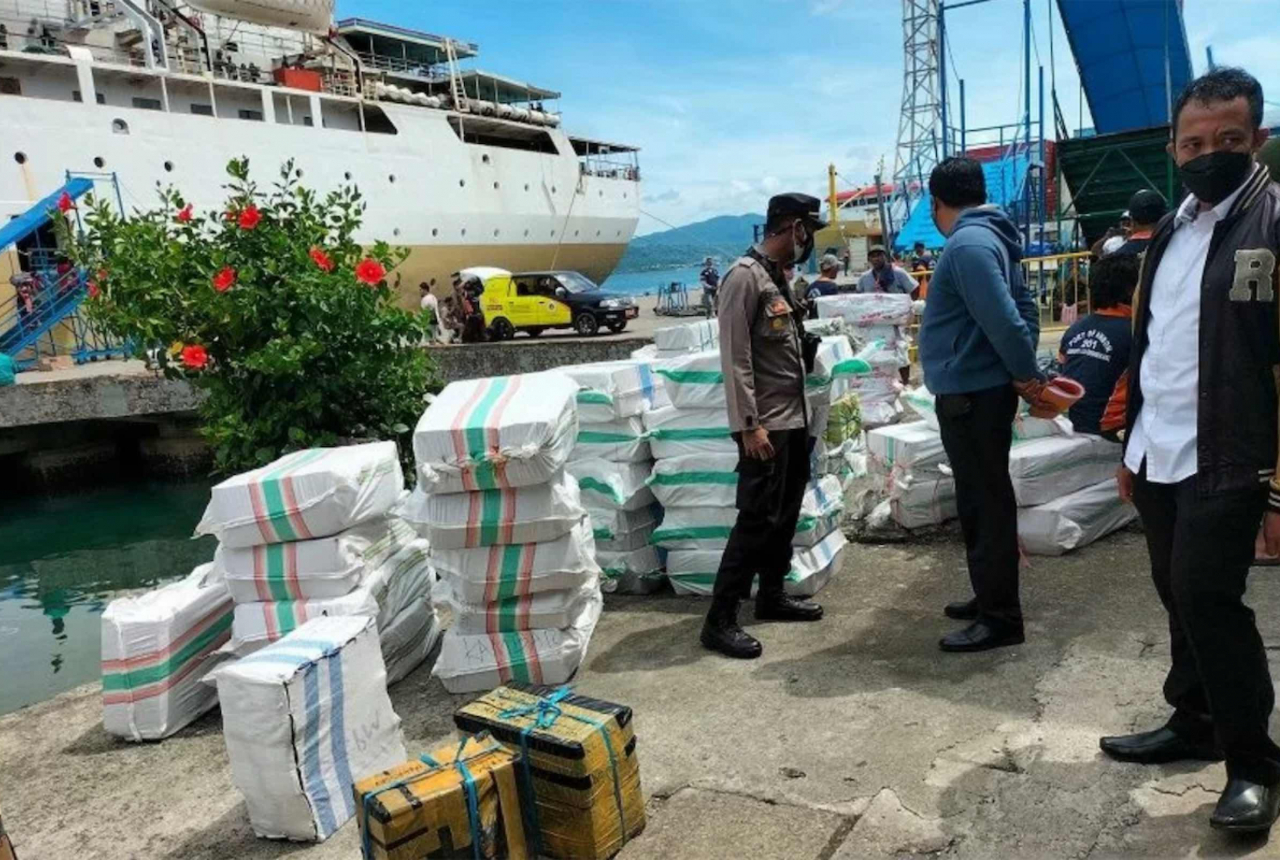 Polisi Gagalkan Emak-Emak Selundupkan Ribuan Liter Minyak Goreng - GenPI.co SULTRA