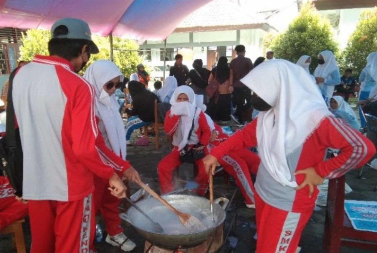 Sekolah di Sultra Produksi 12 Ribu Liter Minyak Goreng, Mantap! - GenPI.co SULTRA