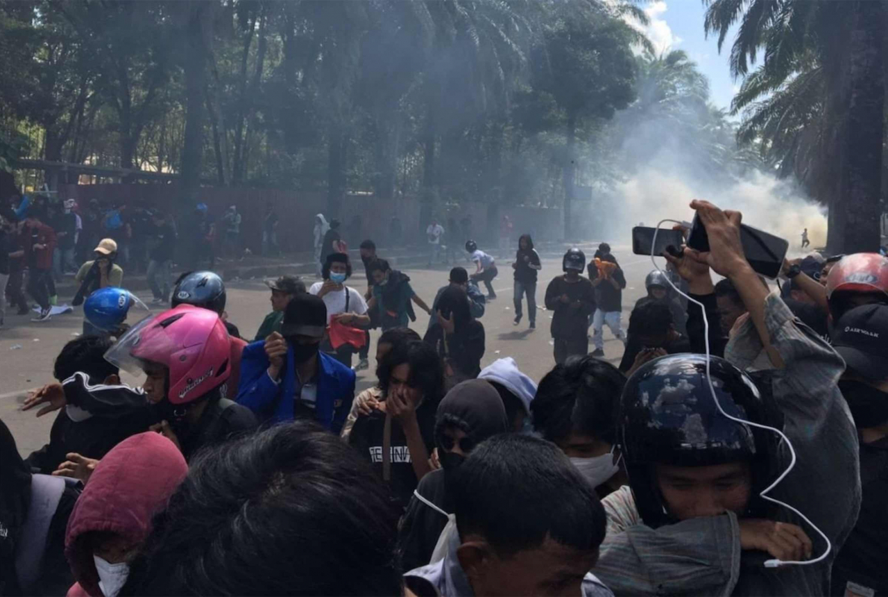 Demo Jokowi di Kendari Ricuh, Polisi vs Mahasiswa Saling Balas - GenPI.co SULTRA