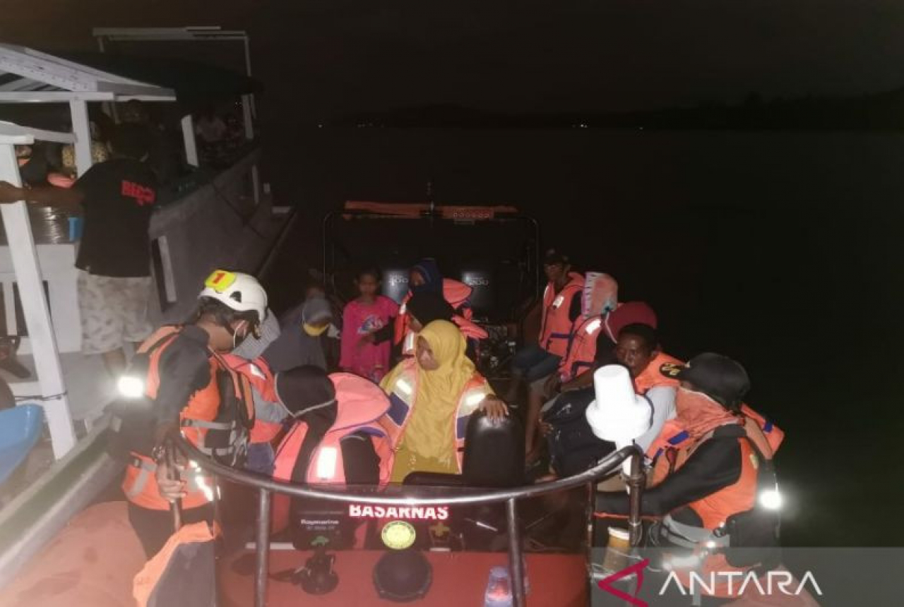 29 Penumpang Kapal Dievakuasi, Gara-garanya Mesin Mati - GenPI.co SULTRA