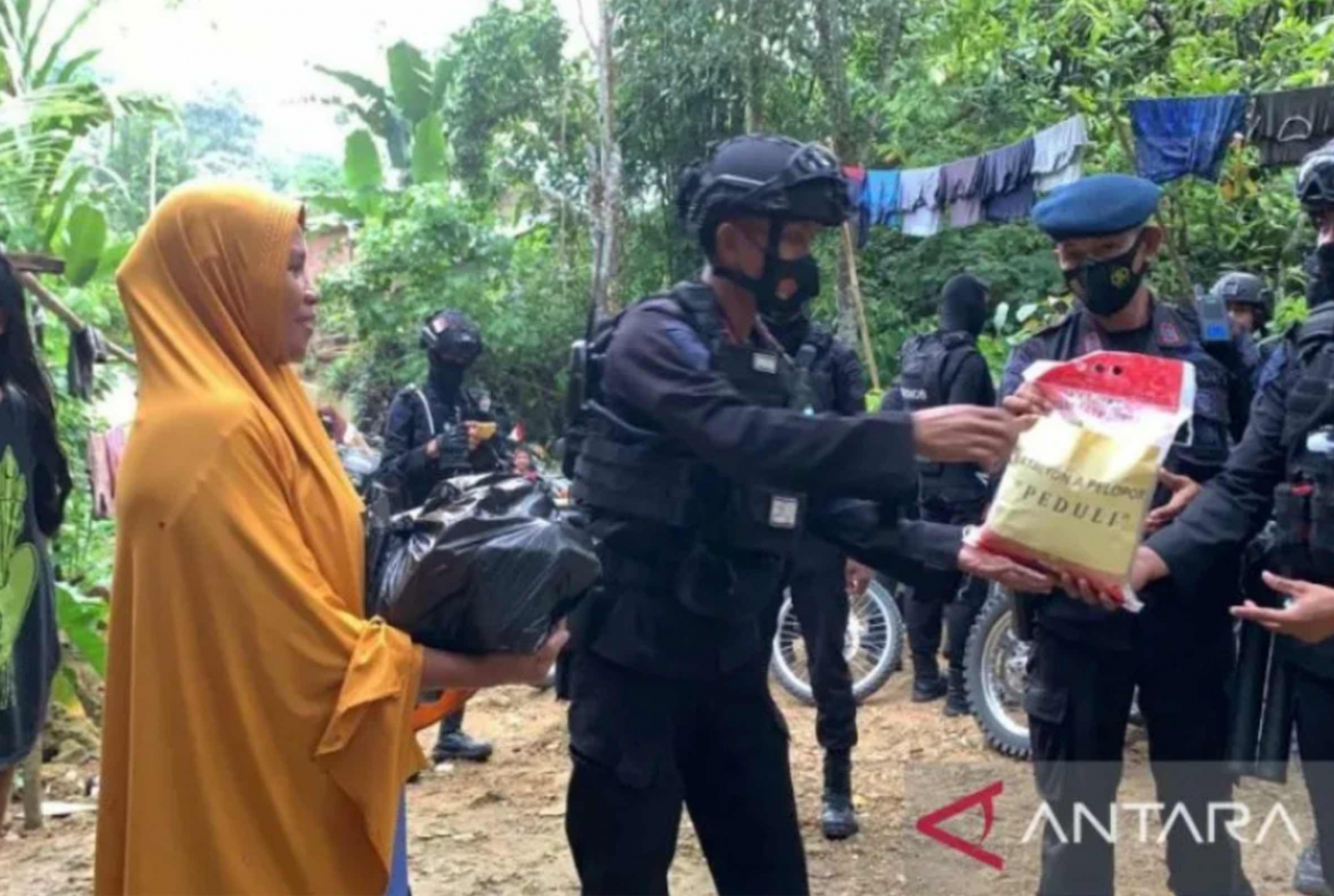 Brimob Sultra Ketuk Rumah Penduduk, Bantu Warga Kurang Mampu - GenPI.co SULTRA