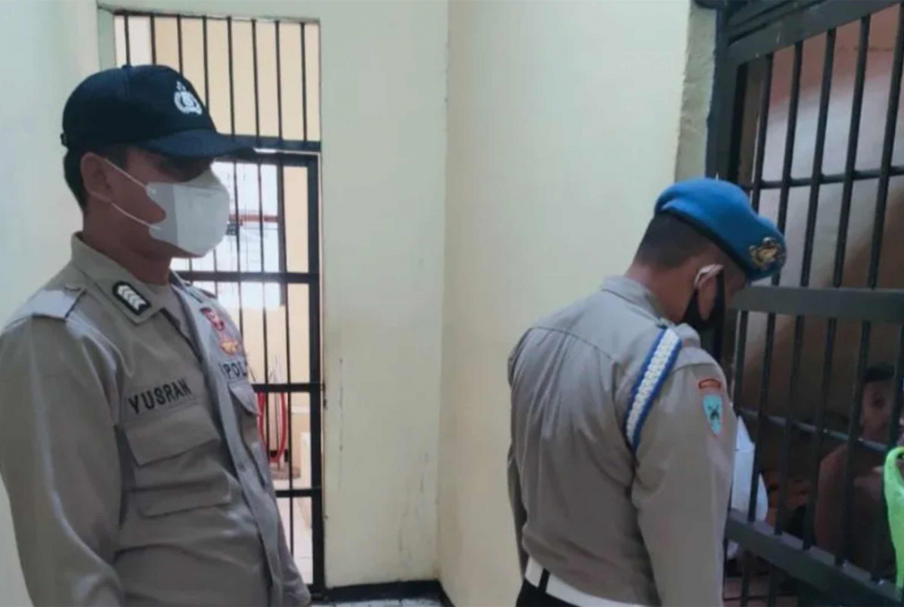 Polisi Cari Benda Berbahaya di Dalam Penjara Polres Baubau - GenPI.co SULTRA