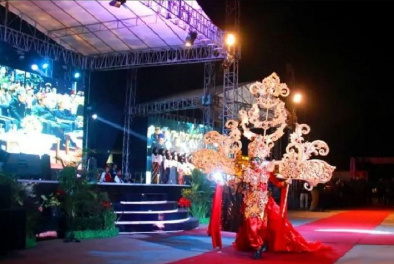 Aksi Raja Buton di Ethno Carnival Pesona di Bandung, Kostumnya Keren - GenPI.co SULTRA
