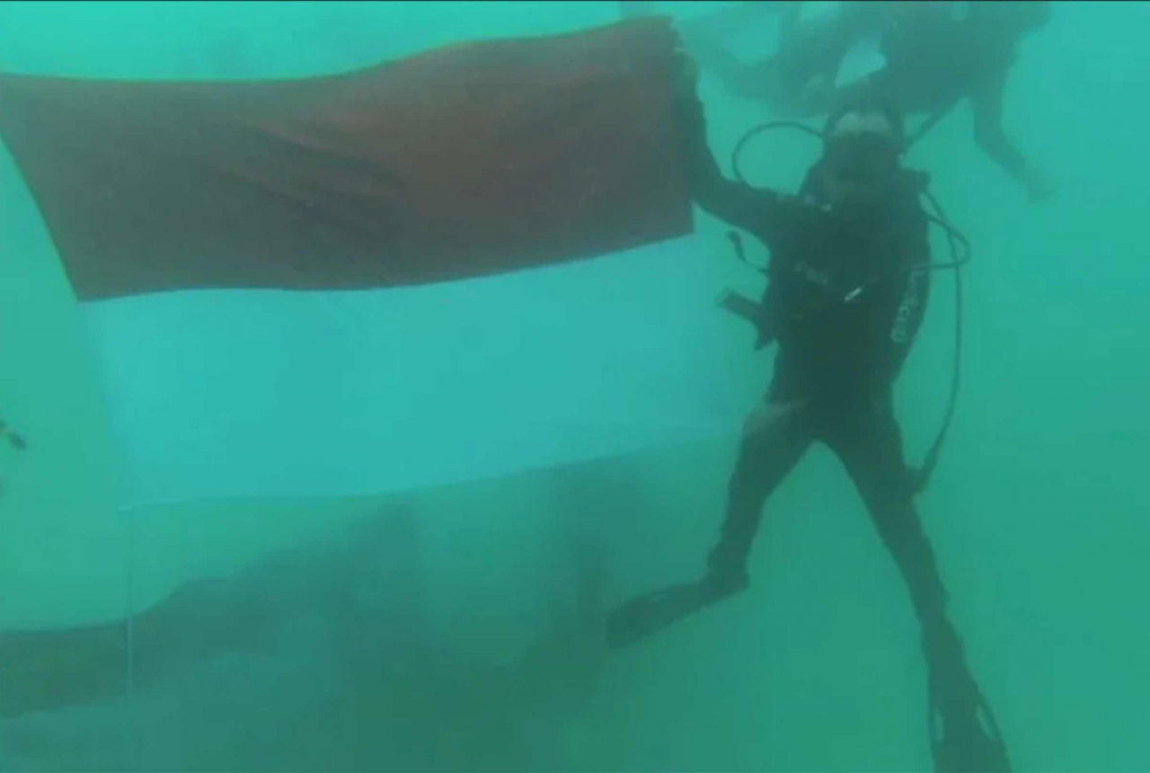 Penyelam TNI di Kendari Mengibarkan Bendera Merah Putih di Bawah Laut Pulau Bokori - GenPI.co SULTRA