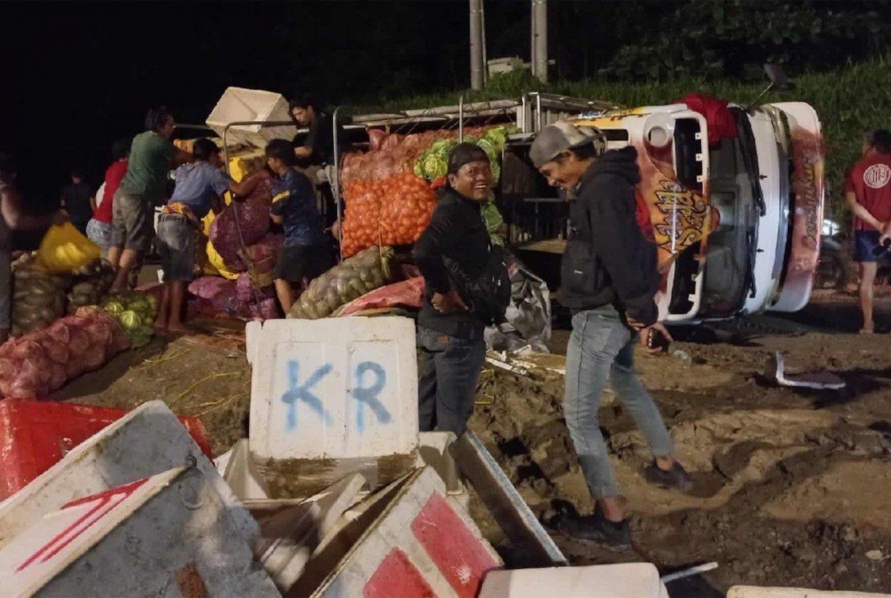 Duarrr! Kecelakaan Truk Sayuran di Kolaka Sulawesi Tenggara, Ini Penyebabnya - GenPI.co SULTRA