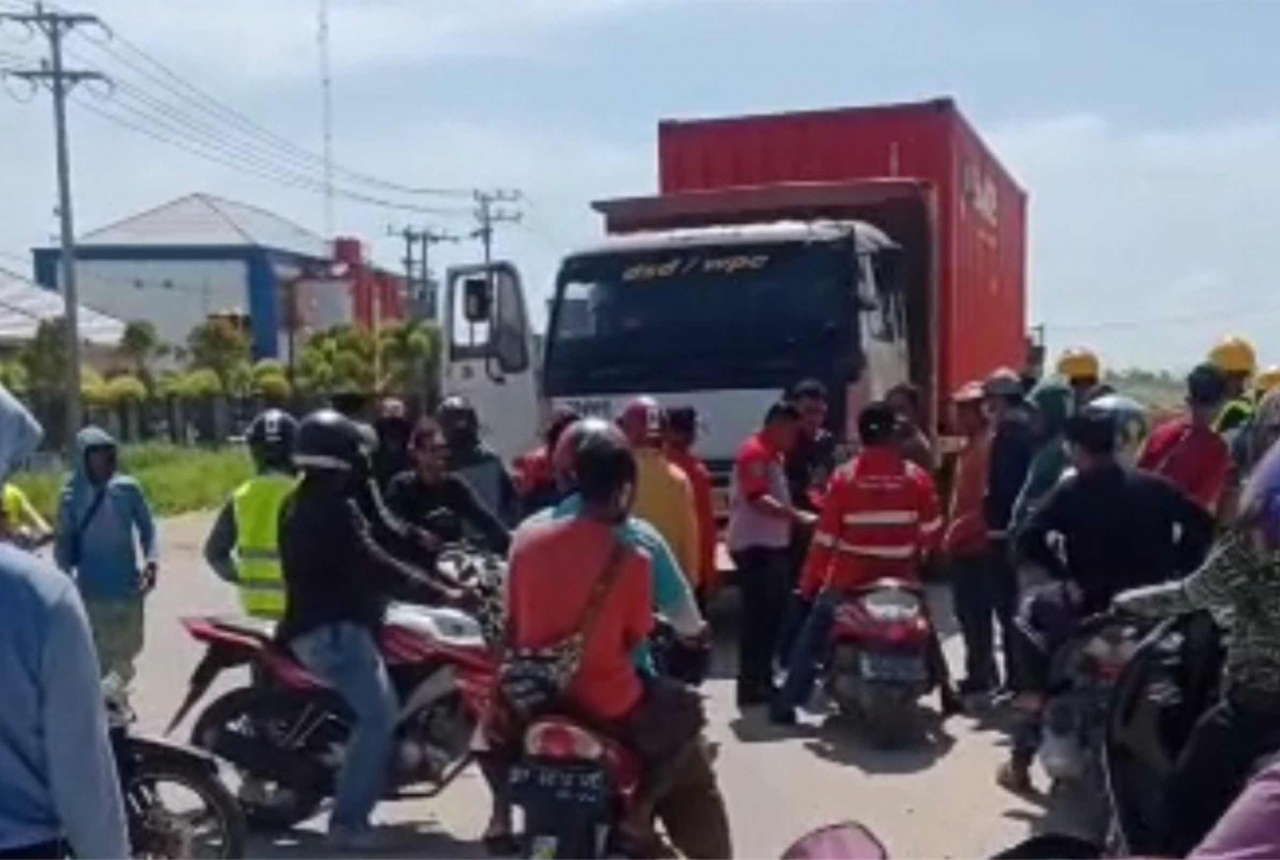 Polisi Tahan Belasan Buruh di Kendari Sultra - GenPI.co SULTRA