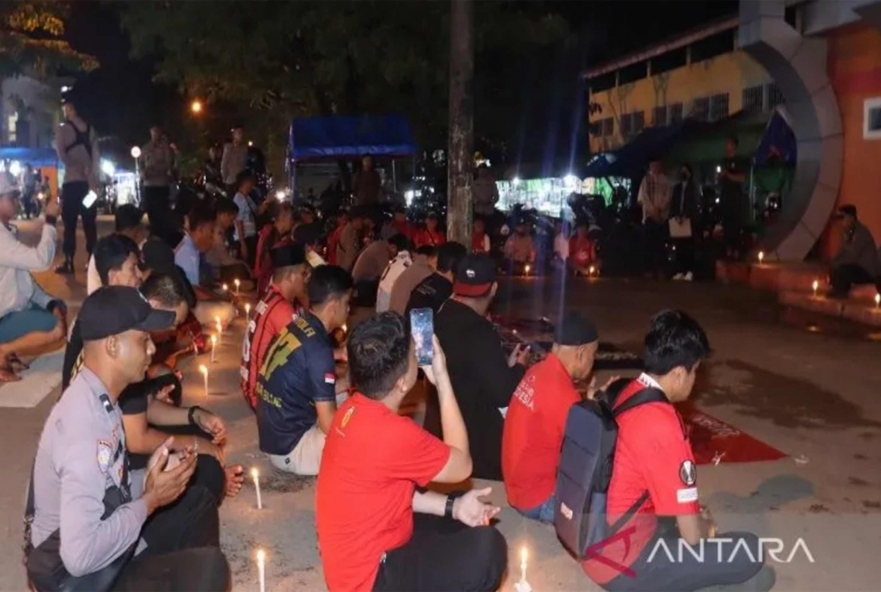 Suporter dan Polisi di Baubau Doa Bersama untuk Tragedi Kanjuruhan - GenPI.co SULTRA