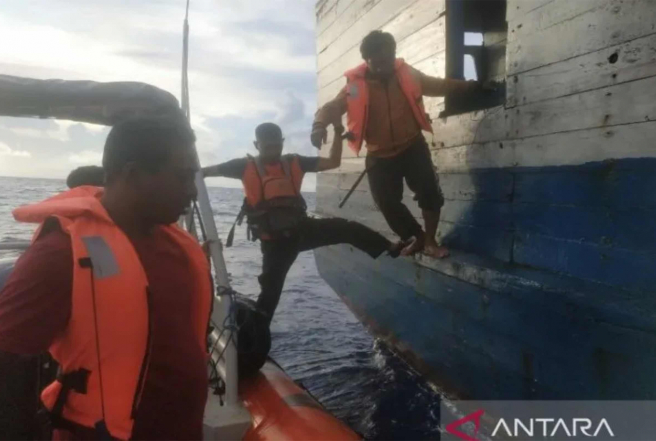 Detik-Detik Basarnas Kendari Evakuasi Penumpang Terapung di Perairan Wakatobi, Dramatis - GenPI.co SULTRA
